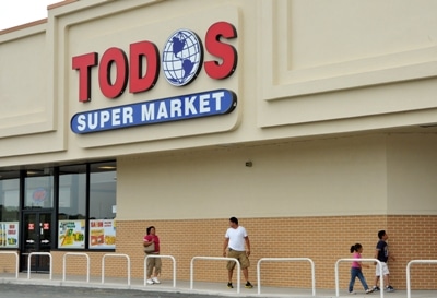Customers file into Todos Supermarket on U.S. 1 in Woodbridge. (Mary Davidson/PotomacLocal.com)